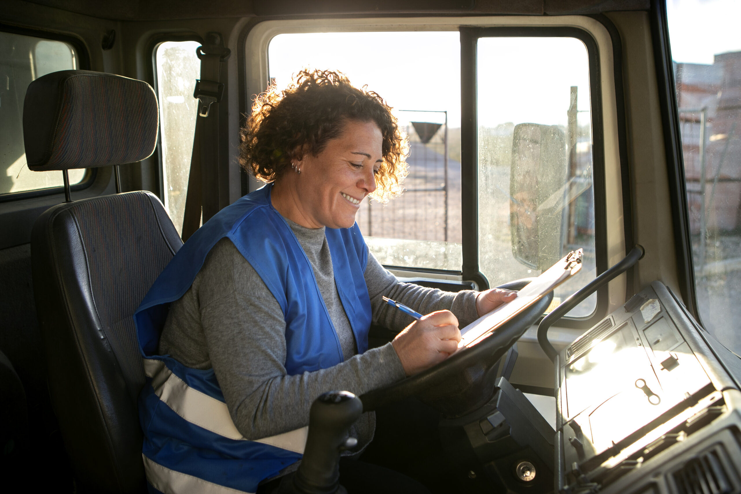 Proteção Veicular Caminhão - professional female driver with van wagon car 1 scaled