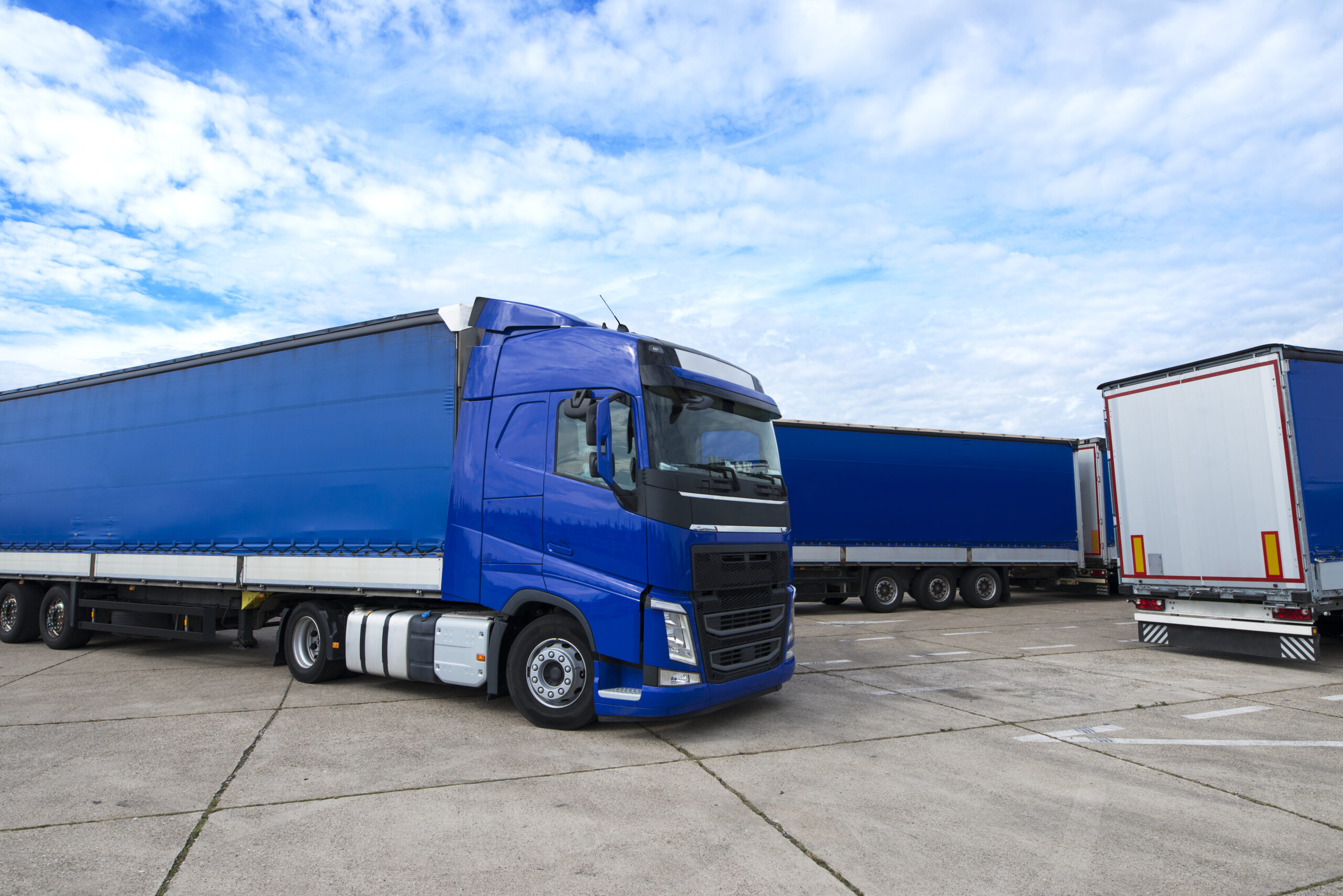 Proteção Veicular Caminhão - truck vehicle with trailers background scaled