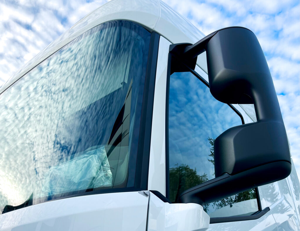 view-cab-truck-with-rear-view-mirrors-against-sky-1024x790 Proteção para Vidros
