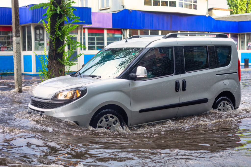 waterlogged-car-vehicle-struggling-flooded-area-1024x683 Proteção Contra Fenômenos Naturais