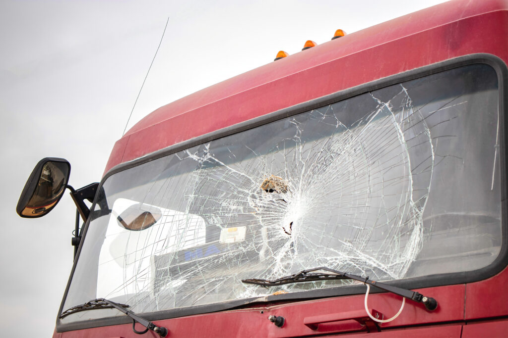 windshield-red-truck-is-shattered-showing-signs-impact-damage-1024x683 Proteção para Vidros