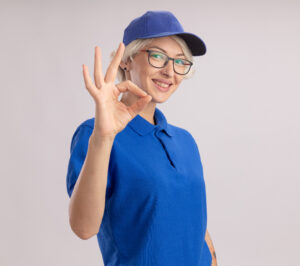 young-delivery-woman-blue-uniform-cap-looking-smiling-showing-ok-sign-standing-white-wall-300x266 Rastreamento
