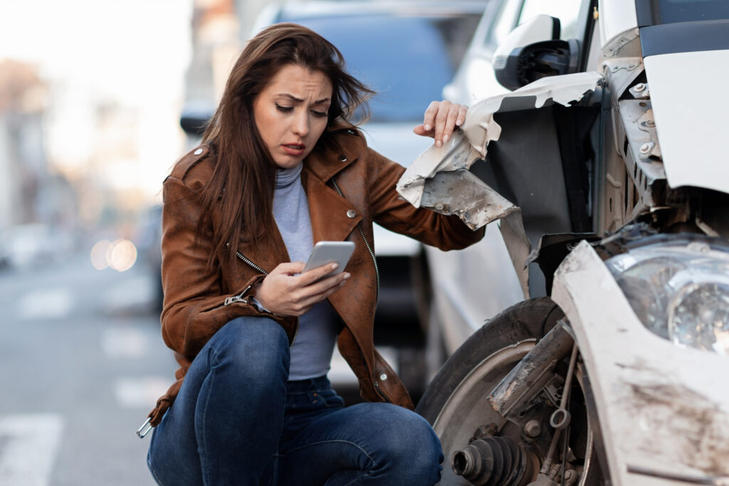 young-sad-woman-text-messaging-smart-after-car-crash-road-1024x683 Proteção para Terceiros